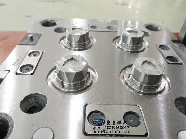 Injection mold for caps